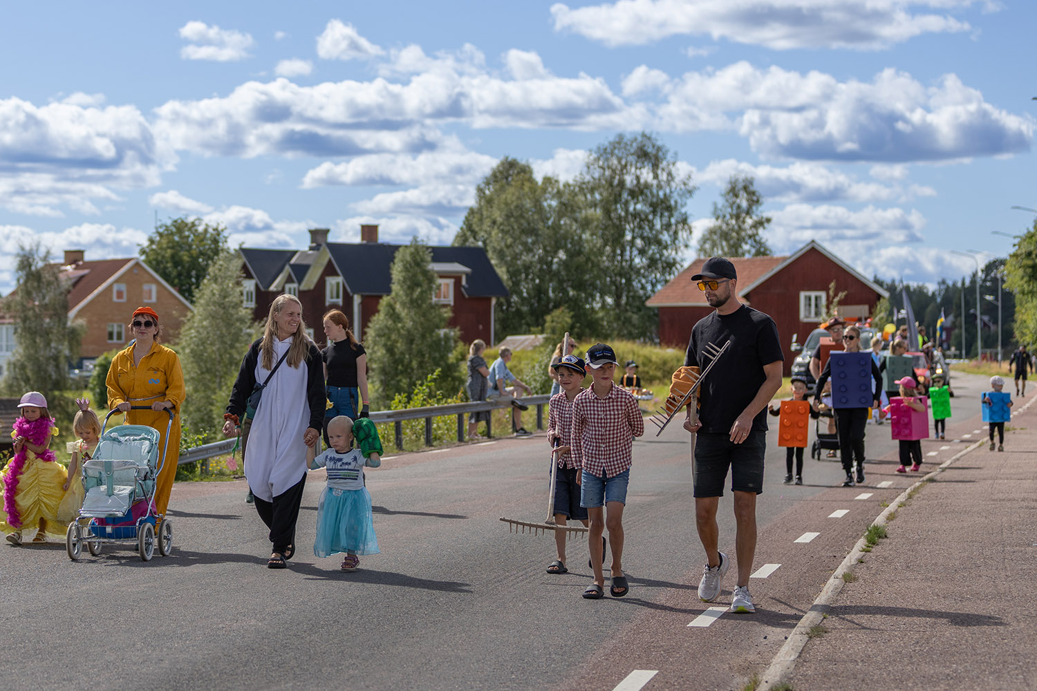 Karneval Utklädda människor i karneval-tåg